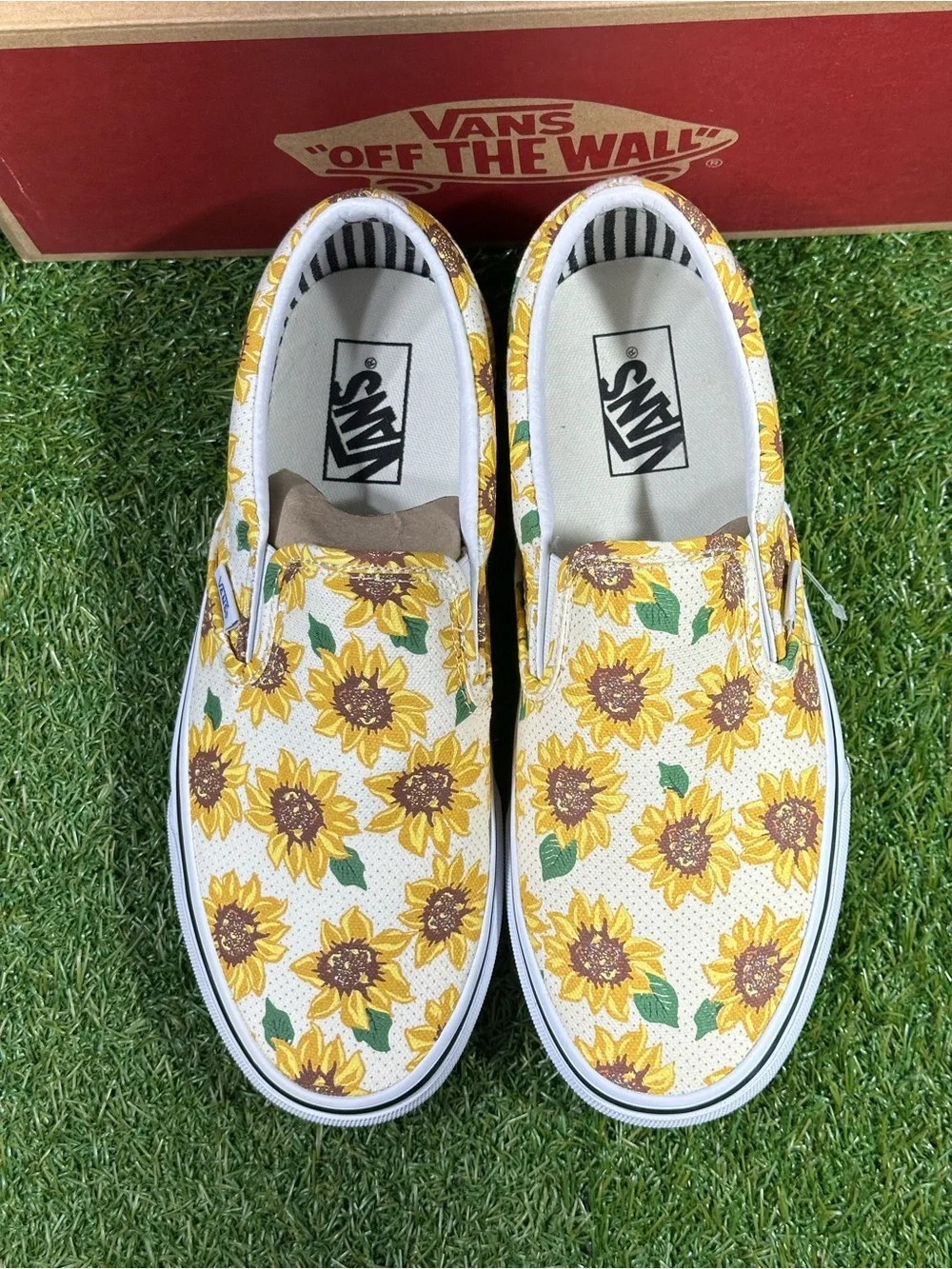 Vans Classic Slip-On, Sunflower Print/White,Men’s 8.5/Womens 10, VN000ZMRFN0